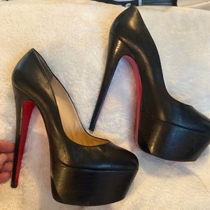 Christian Loubiton Close toes pumps